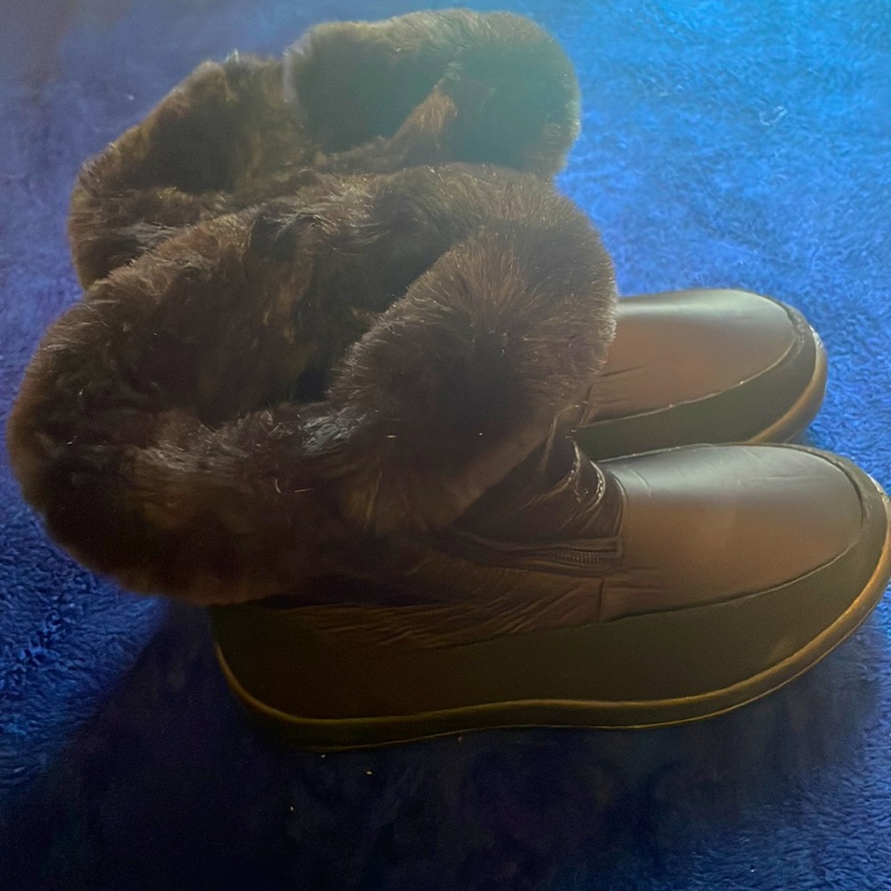 Snow boots black size 9